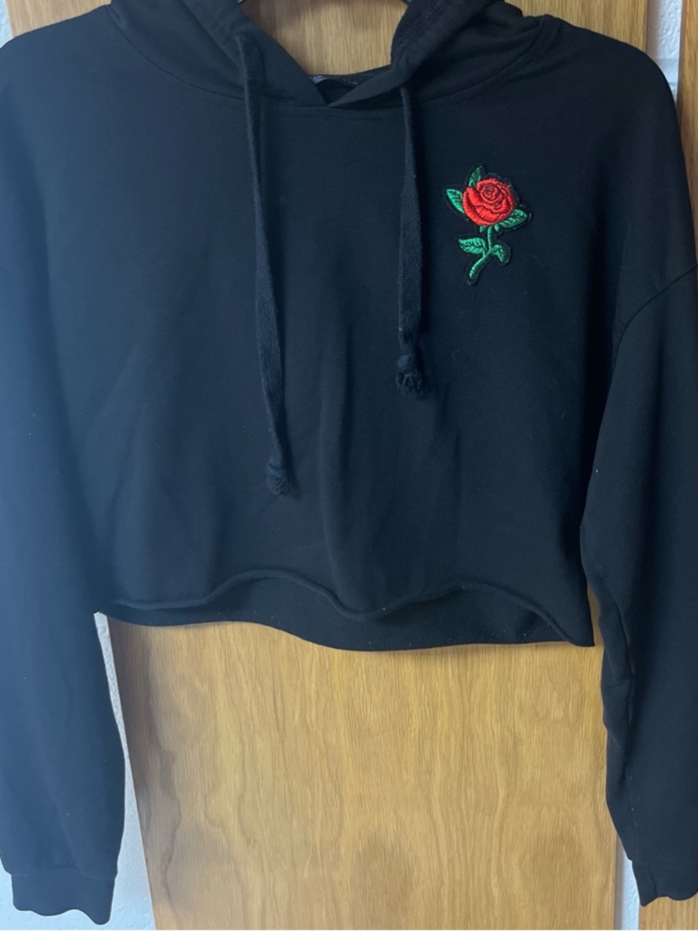 SHEIN Black Cropped Crewneck Sweater with Red Rose Patch